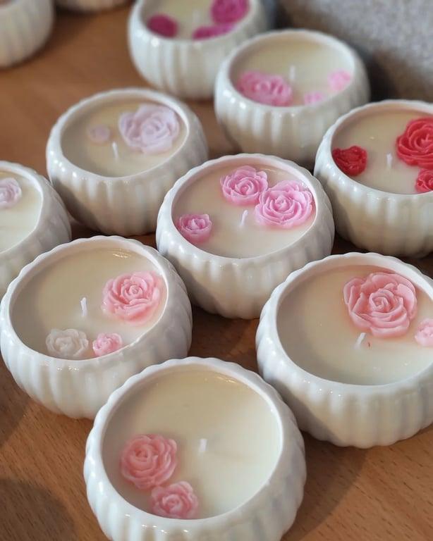 Аромасвеча с декором «Цветы» — доставка в Иркутске (FanFlowers) Аромасвеча с декором «Цветы» — доставка в Иркутске (FanFlowers)